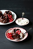 Mini-Schokoladen-Gugelhupf mit roten Johannisbeeren und Sahne