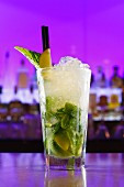 Ein Glas Mojito auf Bartheke in Cocktailbar
