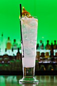 Ein Cocktail im Glas auf Bartheke in Cocktailbar
