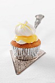 Zitronen-Baiser-Cupcake mit Lemon Curd auf Kuchenschaufel