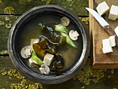 Misosuppe mit Wakame-Algen, Tofu und Pilzen (Asien)