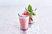 Erdbeer-Kefir-Drink mit Akazienhonig und Basilikum