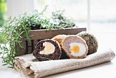 Scotch Eggs (Eier-Wurstbrät-Bällchen, England) und Kräuter