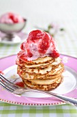 Pancakes mit selbstgemachtem Erdbeereis