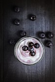 Joghurt mit Heidelbeeren (Draufsicht)
