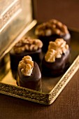 Pralines with walnut kernels