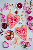 Herzförmige Blätterteigtarte mit Rosencreme, Erdbeeren und Zuckerherzen zum Valentinstag