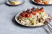 Spaghetti Caprese mit gerösteten Tomaten, Basilikum und Mozzarella