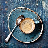 Espresso in Tasse auf blauem Hintergrund