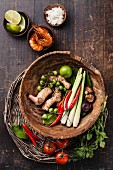 Zutaten für würzige Thai-Suppe Tom Yam mit Kokosmilch, Chili-Pfeffer und Meeresfrüchten