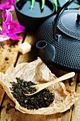 Grüner Tee und asiatisches Teeservice auf altem Holztisch