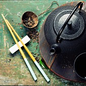 Stillleben mit Ess-Stäbchen, Teekanne, Teeschale und Teesieb (China)