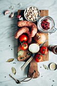 Zutaten für Bohneneintopf mit Wurst und Tomaten