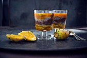 Veganes Dessert aus Schoko- und Vanille-Chiapudding und Kaktusfeigengelee