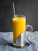 Selbstgemachte vegane Goldene Milch in Glastasse