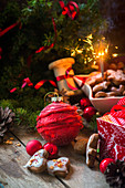 Lebkuchen mit Zuckerguss auf Holztisch mit Weihnachtsdeko