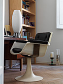 Alter Designerstuhl aus Kunststoff mit schwarzem Polster