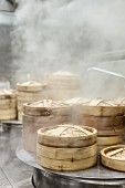 Dampfende Bambuskörbe in einer Grossküche (China)