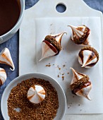 Meringues with chocolate brittle