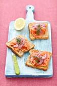 Wholemeal toasts with smoked salmon and red onion