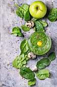 Grüner Smoothie mit Spinat, Apfel und rohem Wachteleigelb (Aufsicht)