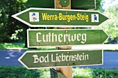 Wegweiser auf dem Lutherweg, Thüringen, Deutschland