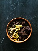 Superfood-Zutaten: Kakaonibs, Pistazien, Hanfsamen und dunkle Schokolade