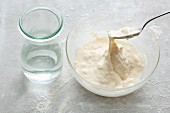 Autolyse - Verquellung von Mehl und Wasser bewirkt Verbesserung in Dehnbarkeit, Elastizität und Geschmack des Teiges