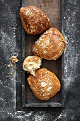 Malt kernel bread rolls