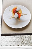 Tempura à la japonesa auf Seesternskelett im Restaurant 'Disfrutar', Barcelona, Spanien