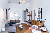 Mehreckiges Wohnzimmer mit skandinavischen Designermöbeln