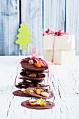 Mendiants (Schokoladenkonfekt mit Nüssen und Trockenfrüchten, Frankreich) zum Verschenken