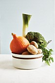 Zutaten für Gemüseeintopf in Porzellanschale