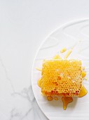 Honigwabe mit Honig (Draufsicht)