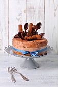 Schokoladenkuchen mit Schleife auf Tortenständer