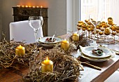 Rustikale Kränze mit goldfarbenen Kerzen als weihnachtliche Tischdekoration