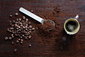 Kaffeebohnen, gemahlener Kaffee und Espresso