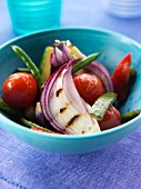 Gemüsesalat mit gerösteten Tomaten, Zwiebeln, Zucchini und Bohnen