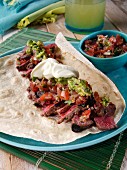 Rindfleisch-Fajita mit Tomatensalsa, Guacamole und Creme Fraiche (Mexiko)