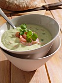 Gurken-Avocado-Suppe mit Garnelen