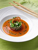 Gazpacho mit Gemüsetürmchen und Brotsticks