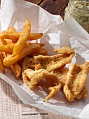 Seezungen-Goujons mit Pommes Frites auf Papier