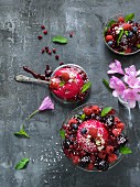 Beeren-Desserts mit Blumen und Minze