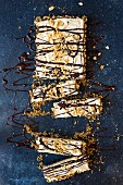 Erdnussbutter-Schokoladen-Tarte mit Karamell, angeschnitten (Draufsicht)