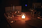 Tisch mit Kerzenlicht in der Weinbar 'The Four Horsemen' in Williamsburg, Brooklyn, New York, USA