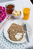 Frühstück mit Nussvollkornbrot, Honig und Orangensaft