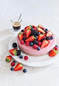 Sommerliche Quarktorte mit Beeren