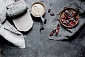 Stillleben mit indischem Mörser, getrockneten Chilis und weissen Mohnsamen