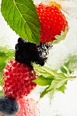 Frische Beeren im Detox-Wasser (Nahaufnahme)