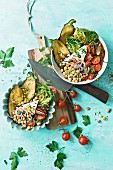 Salat-Bowl mit Kichererbsen, Tomaten und Feta